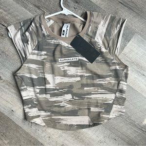 NWT alphalete VELOCITY TEE
Women's High Performance Short Sleeve Crop Tee
MEDIUM